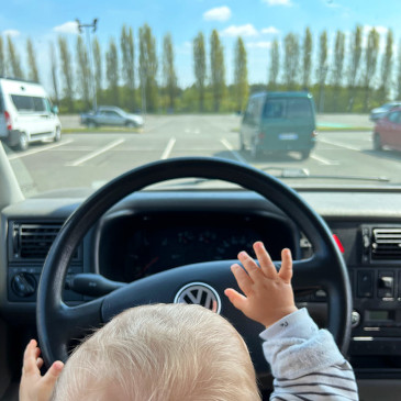 Bébé au volant d'un combi