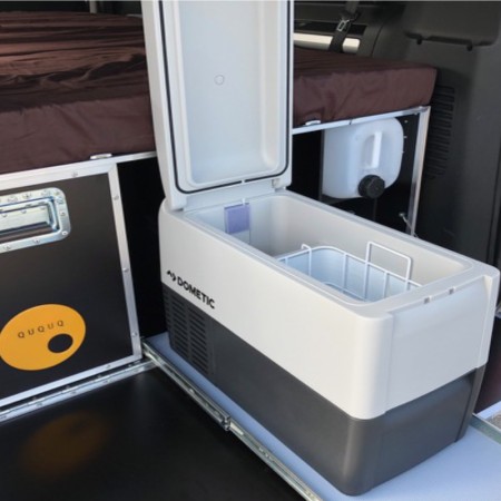 QUQUQ MidiBox camping-box installée dans Toyota Proace avec frigo à compression Dometic