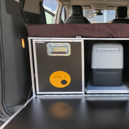 QUQUQ MidiBox camping-box installée dans Toyota Proace tiroir pour réchaud