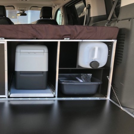 QUQUQ MidiBox camping-box installée dans Toyota Proace bassine et jerricans