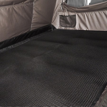 Natte sous-matelas anti-condensation installé dans tente de toit Desert Cruiser Wild Land 140 x 200 cm