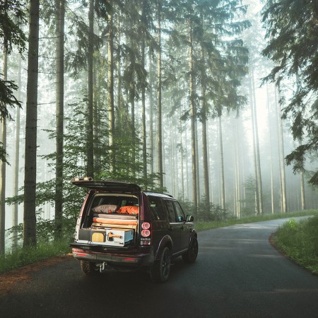 EGOE Nestbox Camper 200 dans Land Rover Discovery en forêt