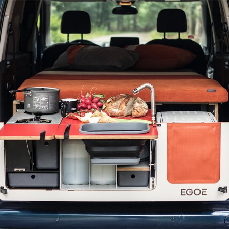 EGOE Nestbox Hiker 100 dans Peugeot Rifter cuisine en place