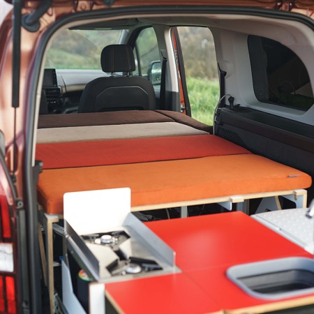 EGOE Nestbox Hiker 100 dans Peugeot Rifter avec lit installé