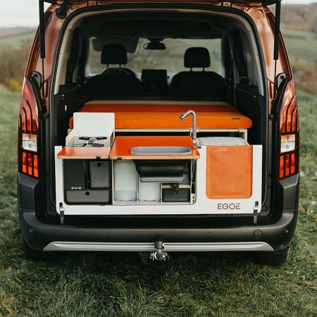 EGOE Nestbox Hiker 100 dans Peugeot Rifter vue de l'arrière