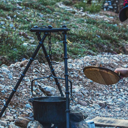 Batterie de cuisson multifonction pour grill, ragoût, friture, en fonte et bois détaillable et transportable