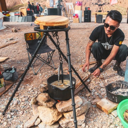 Cuisiner grâce à la batterie de cuisson multifonction pour grill, ragoût, friture, en fonte et bois