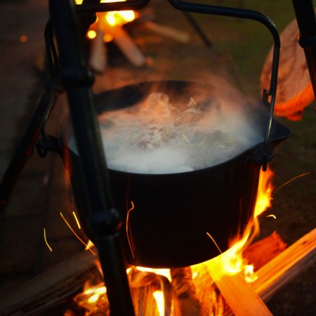 Batterie de cuisson multifonction pour grill, ragoût, friture, en fonte et bois sur feu de bois